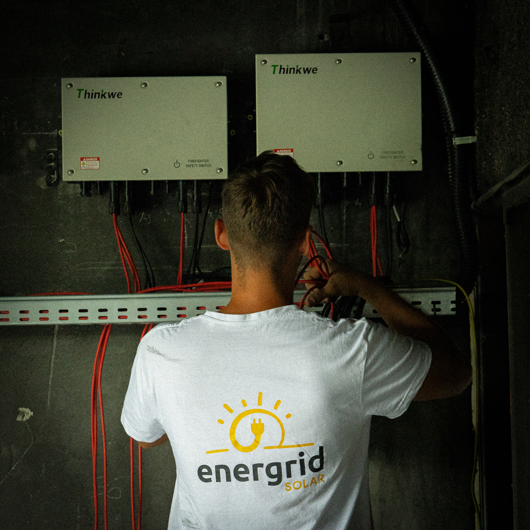 Energrid napelem technikus inverterek bekötésén dolgozik