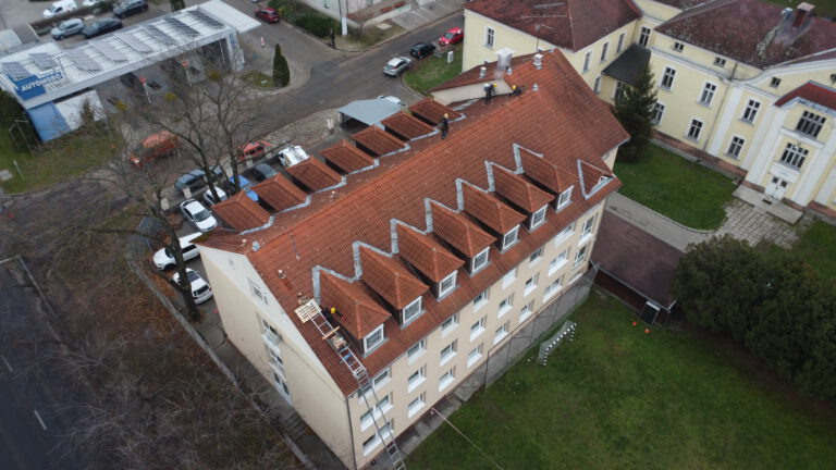 Győri Gyermekvédelmi Központ épülete napelemekkel