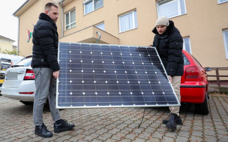 Energrid szakemberek inverterek bekötésén a Győri Gyermekvédelmi Központban