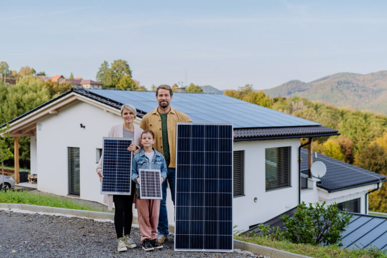 Lakossági energiatároló rendszer napelemes családi házon, állami támogatással 2026-ban